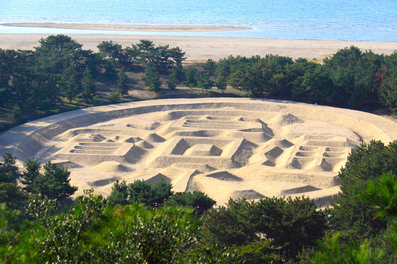 銭形砂絵は香川・観音寺市にある金運スポット。一生お金に不自由しなくなる！？ - TRIIPNOW