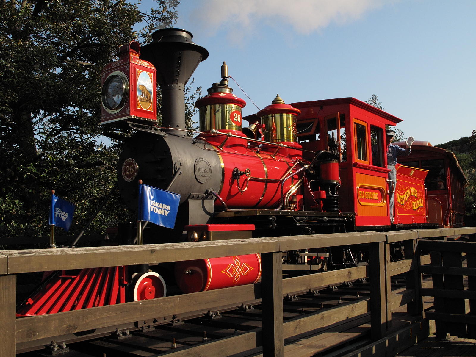 ウエスタンリバー鉄道は東京ディズニーランドの人気アトラクション 蒸気機関車で園内をめぐる Triipnow